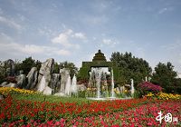 В парке храма Неба Пекина царит праздничная атмосфера в преддверии Дня образования КНР