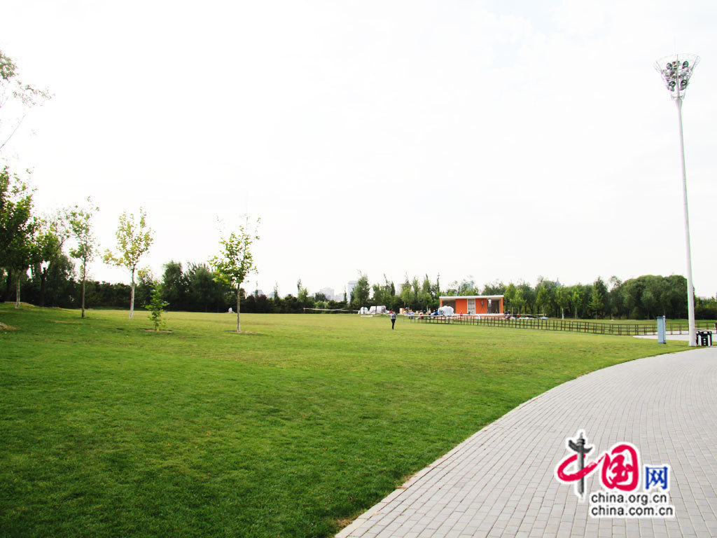 В парке Чаоян Пекина царит праздничная атмосфера в преддверии Дня образования КНР 