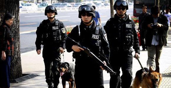 Отряд специального назначения «Синий меч» дежурит на улицах Пекина со служебными собаками 0