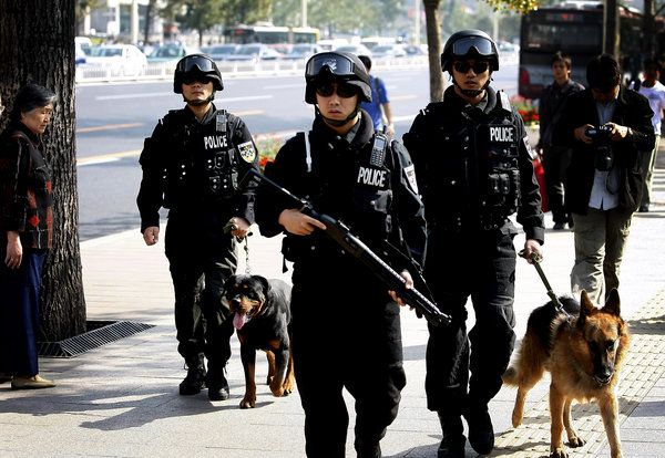 Отряд специального назначения «Синий меч» дежурит на улицах Пекина со служебными собаками 2