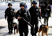 Отряд специального назначения «Синий меч» дежурит на улицах Пекина со служебными собаками