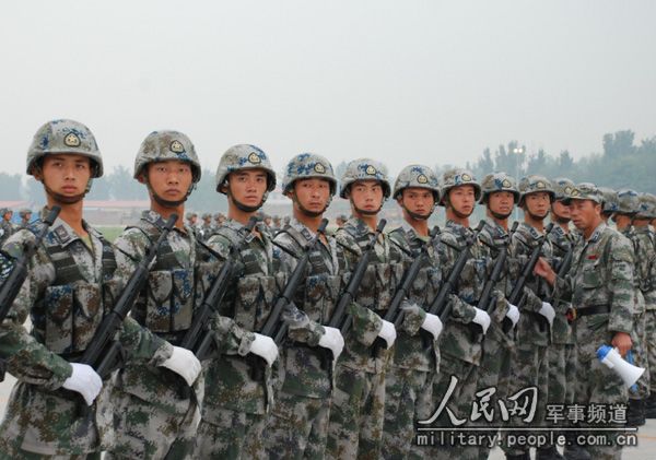 Военный эксперт Чэнь Ху: взгляд на парадные построения и огнестрельное оружие военнослужащих, участвующих в параде в честь 60-летия образования КНР4