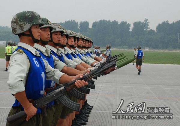 Военный эксперт Чэнь Ху: взгляд на парадные построения и огнестрельное оружие военнослужащих, участвующих в параде в честь 60-летия образования КНР6