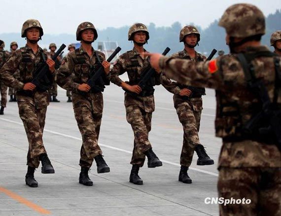 Военный эксперт Чэнь Ху: взгляд на парадные построения и огнестрельное оружие военнослужащих, участвующих в параде в честь 60-летия образования КНР10