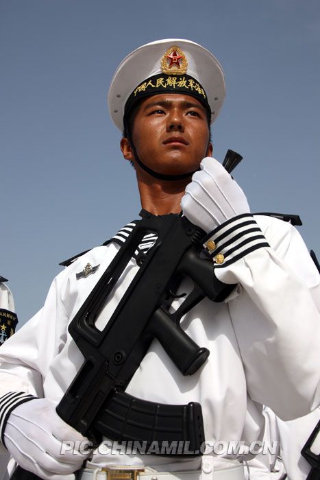 Военный эксперт Чэнь Ху: взгляд на парадные построения и огнестрельное оружие военнослужащих, участвующих в параде в честь 60-летия образования КНР12