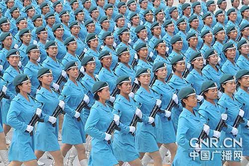Военный эксперт Чэнь Ху: взгляд на парадные построения и огнестрельное оружие военнослужащих, участвующих в параде в честь 60-летия образования КНР14