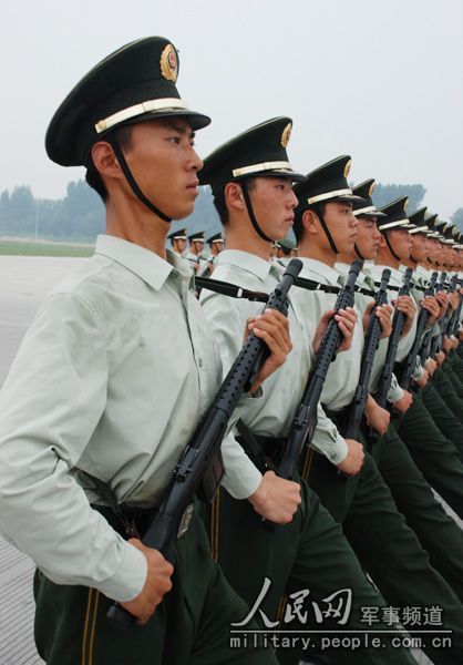 Военный эксперт Чэнь Ху: взгляд на парадные построения и огнестрельное оружие военнослужащих, участвующих в параде в честь 60-летия образования КНР16