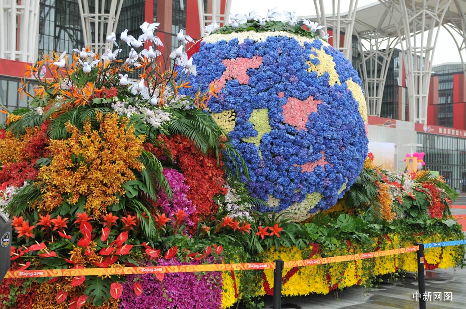 На выставке цветов были показаны передвижные платформы, украшенные конструкциями с цветами 