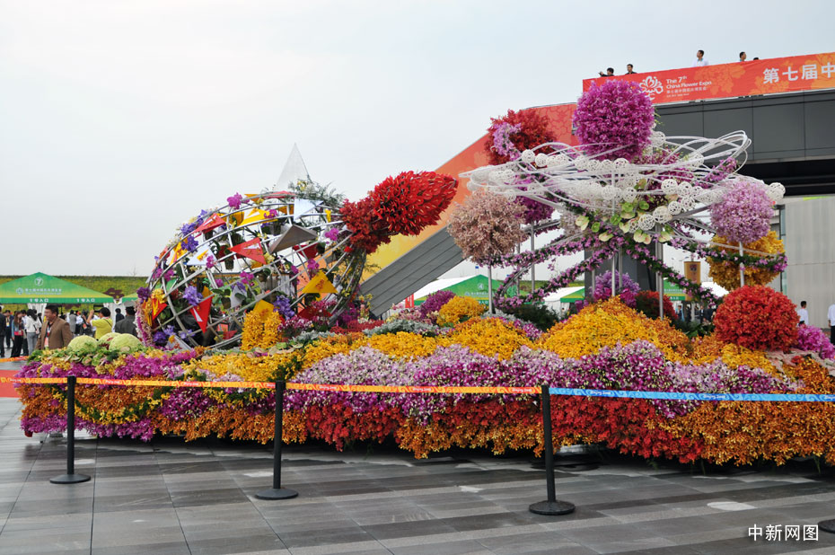 На выставке цветов были показаны передвижные платформы, украшенные конструкциями с цветами 