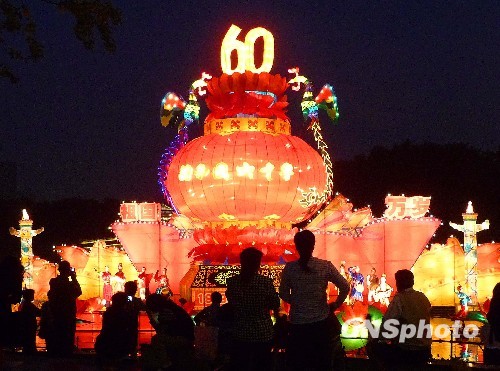 В парке Лунтань прошла ярмарка фонарей в честь празднования Дня образования КНР 