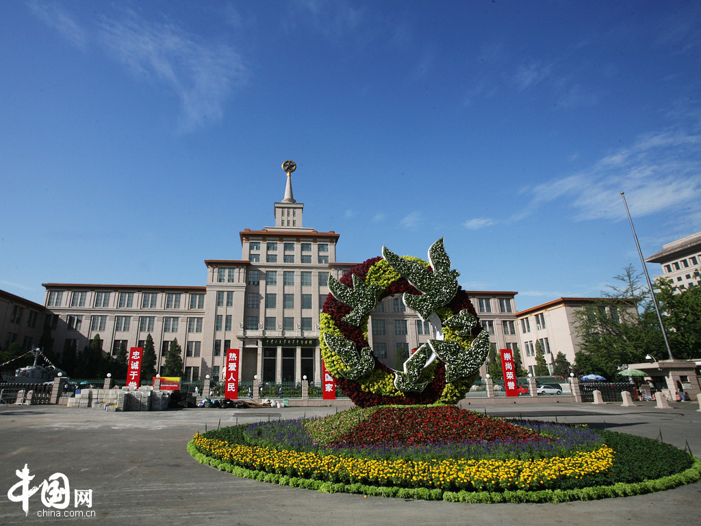 На проспекте Чанъань Пекина установлены новые цветочные клумбы и конструкции, украшенные цветами 