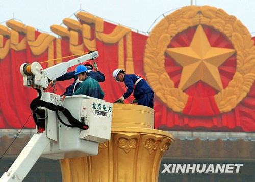 На площади Тяньаньмэнь началась установка оборудования для запуска фейерверков