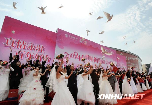 60 пар новобрачных организовали коллективную свадьбу в городе Циндао 1