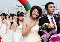 60 пар новобрачных организовали коллективную свадьбу в городе Циндао