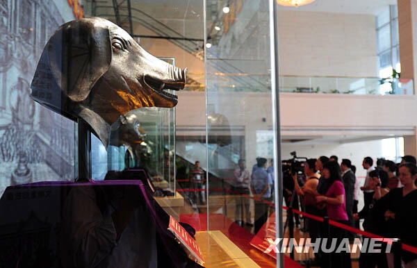 В городе Тайчжоу провинции Цзянсу выставлены головы животных из бронзы, принадлежащие дворцу Юаньминъюань 2