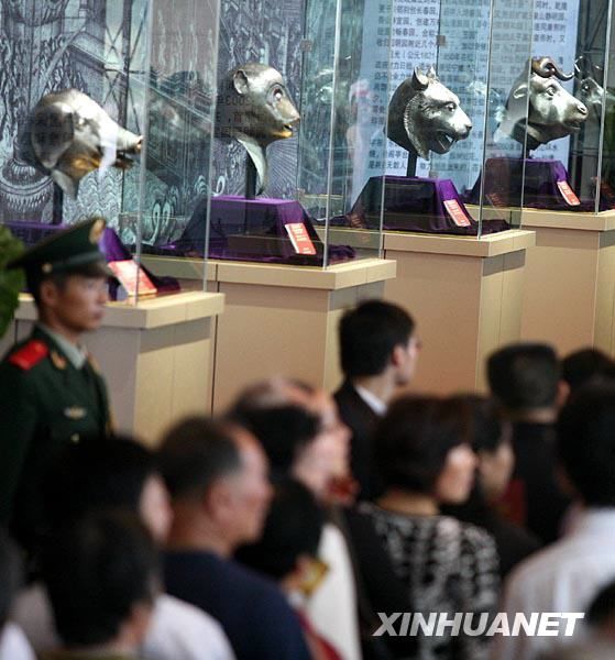 В городе Тайчжоу провинции Цзянсу выставлены головы животных из бронзы, принадлежащие дворцу Юаньминъюань 4