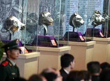 В городе Тайчжоу провинции Цзянсу выставлены головы животных из бронзы, принадлежащие дворцу Юаньминъюань