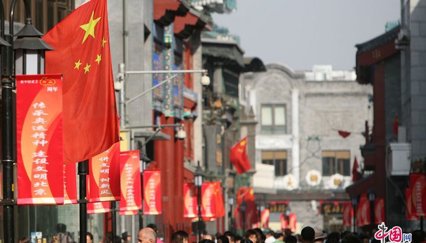 На улице Цяньмэнь горячо встречают Национальный праздник