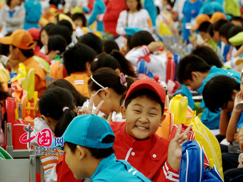 Яркая и красивая молодежь отдыхает между тренировками в рамках подготовки к празднованию Дня образования КНР 