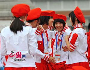 Яркая и красивая молодежь отдыхает между тренировками в рамках подготовки к празднованию Дня образования КНР