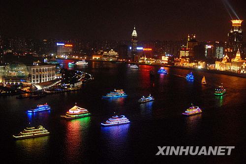 На набережной реки Хуанпу в честь приближающегося Дня образования КНР был организован красочный салют