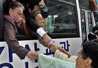 Грустное расставание южнокорейских и северокорейских родственников
