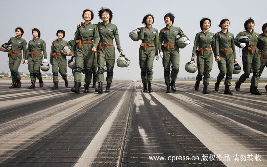 Первые женщины-пилоты истребителей, участвующие в военном параде в честь Дня образования КНР 