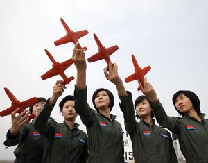Первые женщины-пилоты истребителей, участвующие в военном параде в честь Дня образования КНР