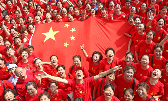 Десять тысяч человек радуются приближающемуся Дню образования КНР рядом с государственным флагом 