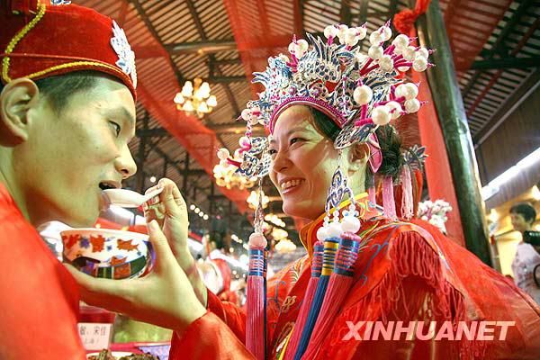 Новобрачные из провинций Цзянсу, Чжэцзян и города Шанхай отпраздновали коллективную свадьбу в традиционном стиле 1