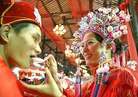 Новобрачные из провинций Цзянсу, Чжэцзян и города Шанхай отпраздновали коллективную свадьбу в традиционном стиле