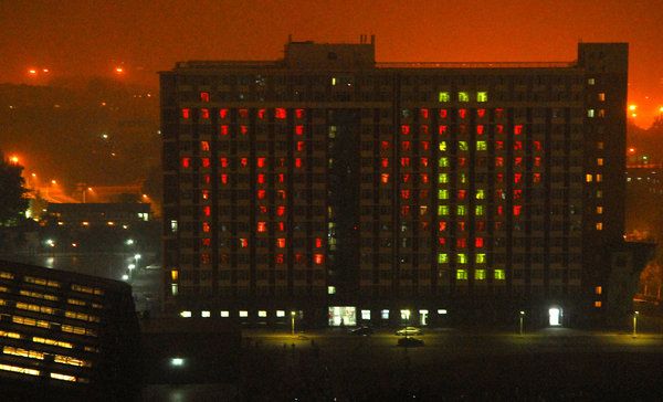 Поздравление с Национальным праздником электрическим светом в общежитии
