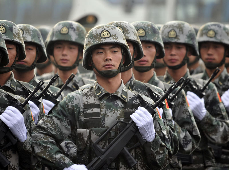 Военнослужащие, участвующие в военном параде, прибыли на площадь Тяньаньмэнь 
