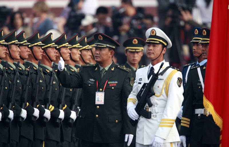 Военнослужащие, участвующие в военном параде, прибыли на площадь Тяньаньмэнь 