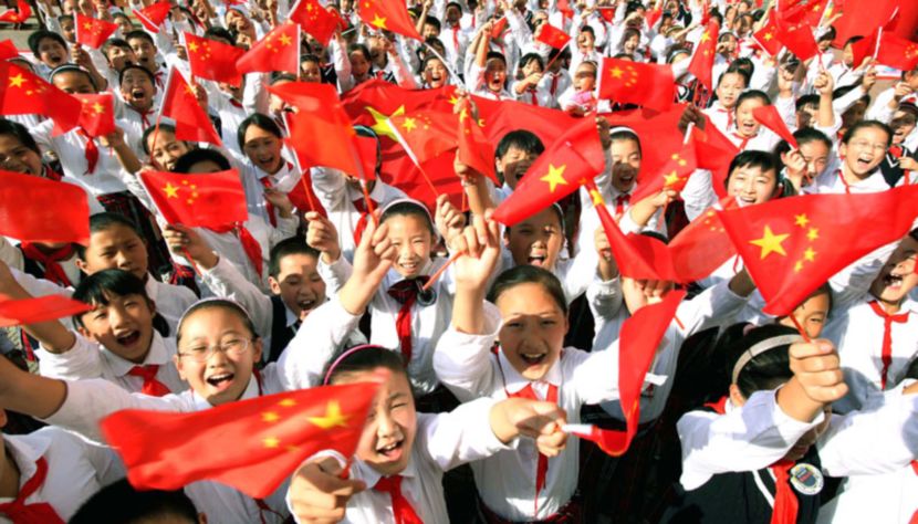 Все китайцы (китайские эмигранты и этнические китайцы) празднуют День образования КНР