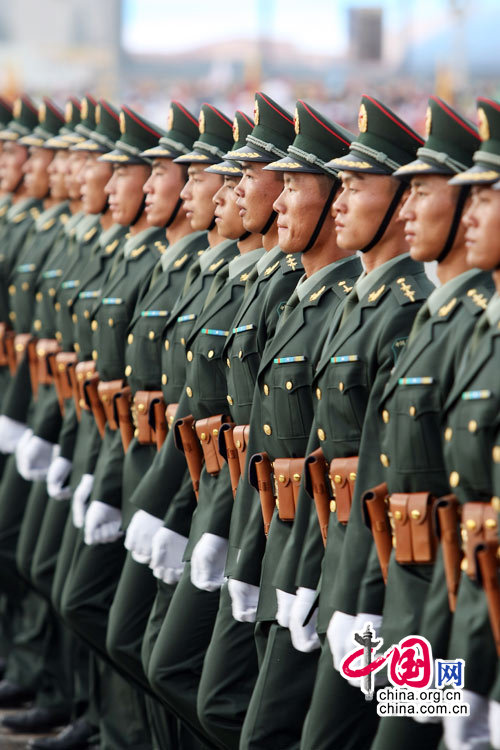 Военнослужащие, участвующие в военном параде, заняли свои места 