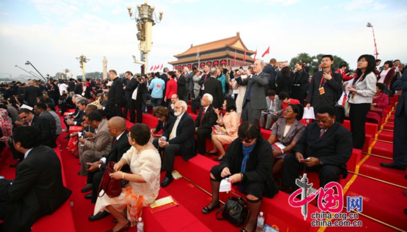 Послы разных стран и почетные гости, сидящие на восточной почетной трибуне, на торжестве по случаю 60-летия КНР