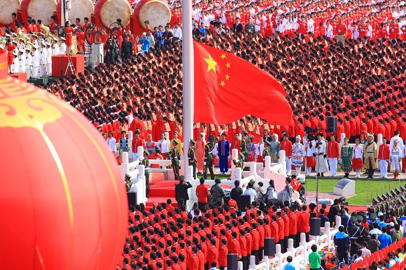 На площади Тяньаньмэнь поднят государственный флаг КНР