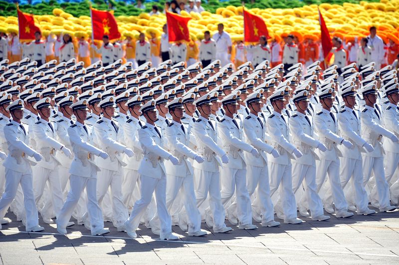 Перед трибунами проходят отряды ВМС