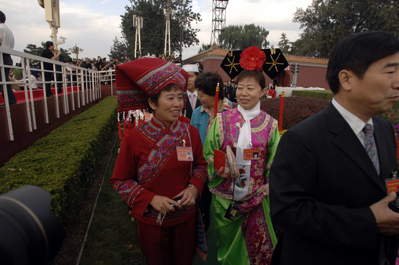 Представители нацменьшинств идут на трибуну для смотра торжества по случаю Дня образования КНР