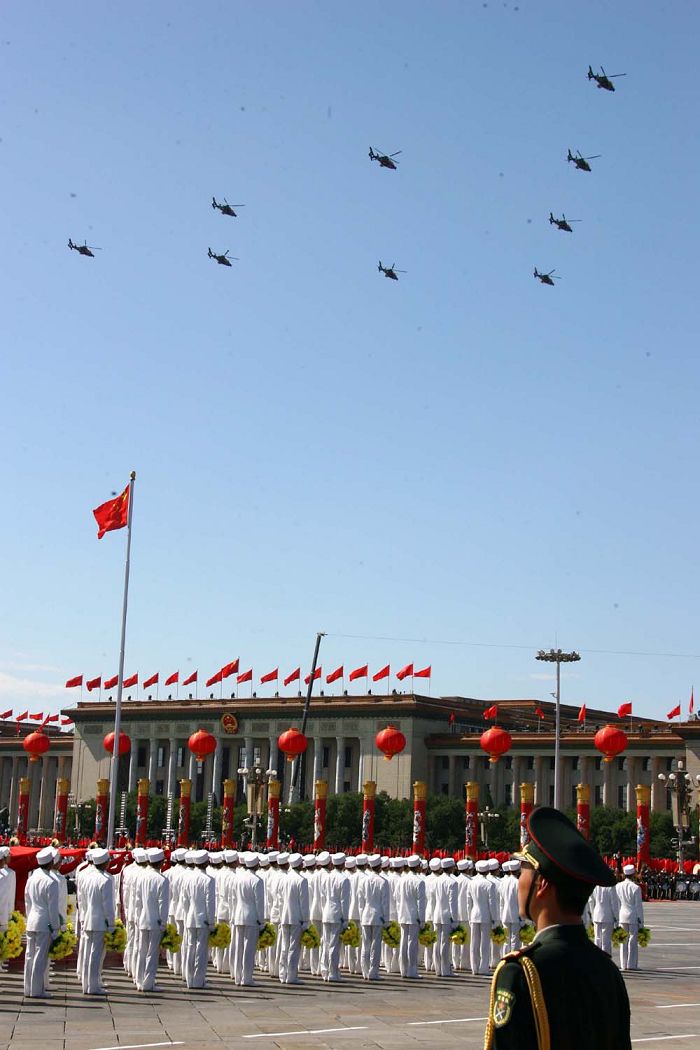 Над площадью Тяньаньмэнь пролетают вертолеты 