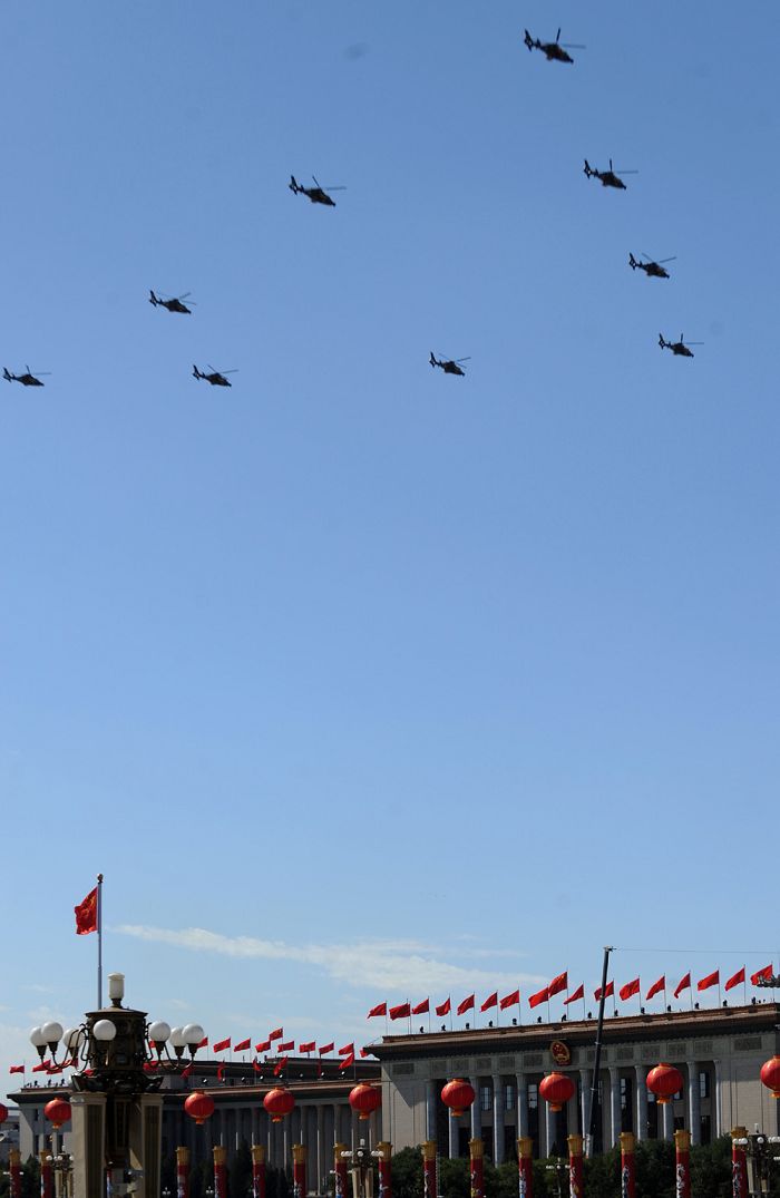 Над площадью Тяньаньмэнь пролетают вертолеты 