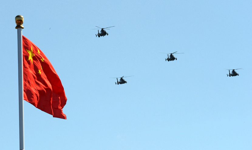 Над площадью Тяньаньмэнь пролетают вертолеты