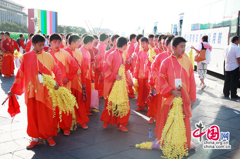 Художественный вечер по случаю 60-летия КНР начнется сегодня в 8 часов вечера на площади Тяньаньмэнь