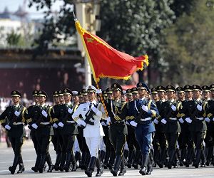 Почетный караул сухопутных сил, ВМС и ВВС проходит по площади Тяньаньмэнь