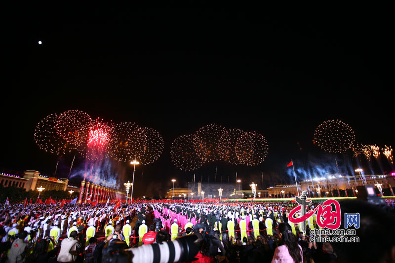 Художественный вечер по случаю 60-летия КНР: ослепительные фейерверки освещают ночное небо Родины