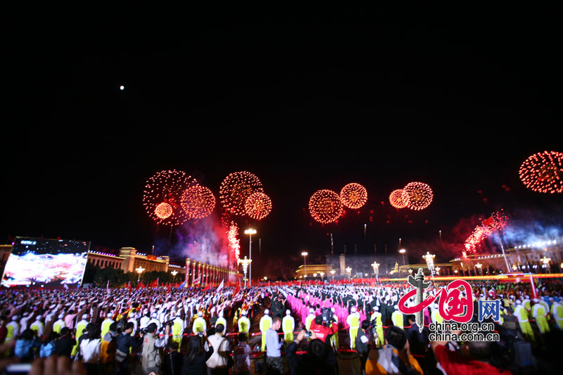 Художественный вечер по случаю 60-летия КНР: ослепительные фейерверки освещают ночное небо Родины