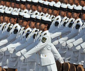 В парадном строю через площадь Тяньаньмэнь проходит колонна женщин-военнослужащих в составе 378 человек, впервые сформированная из всех видов вооруженных сил НОАК. Она по масштабам является крупнейшей в мировой истории парадов новой эпохи пешей колонной. 