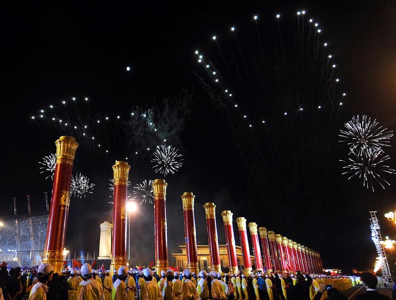 Фейерверки над площадью Тяньаньмэнь образовали цирфы «60»