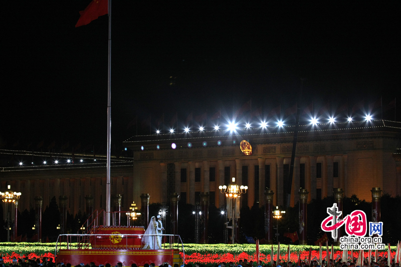 На площади Тяньаньмэнь звучат радостные песни